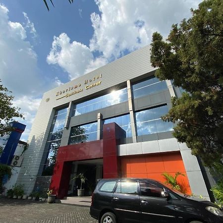 Kharisma Hotel Madiun Buitenkant foto