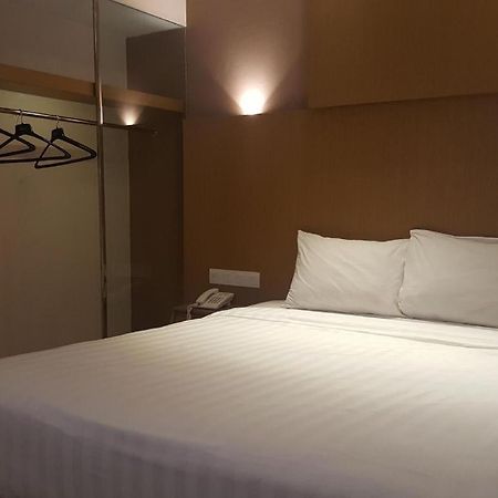 Kharisma Hotel Madiun Buitenkant foto