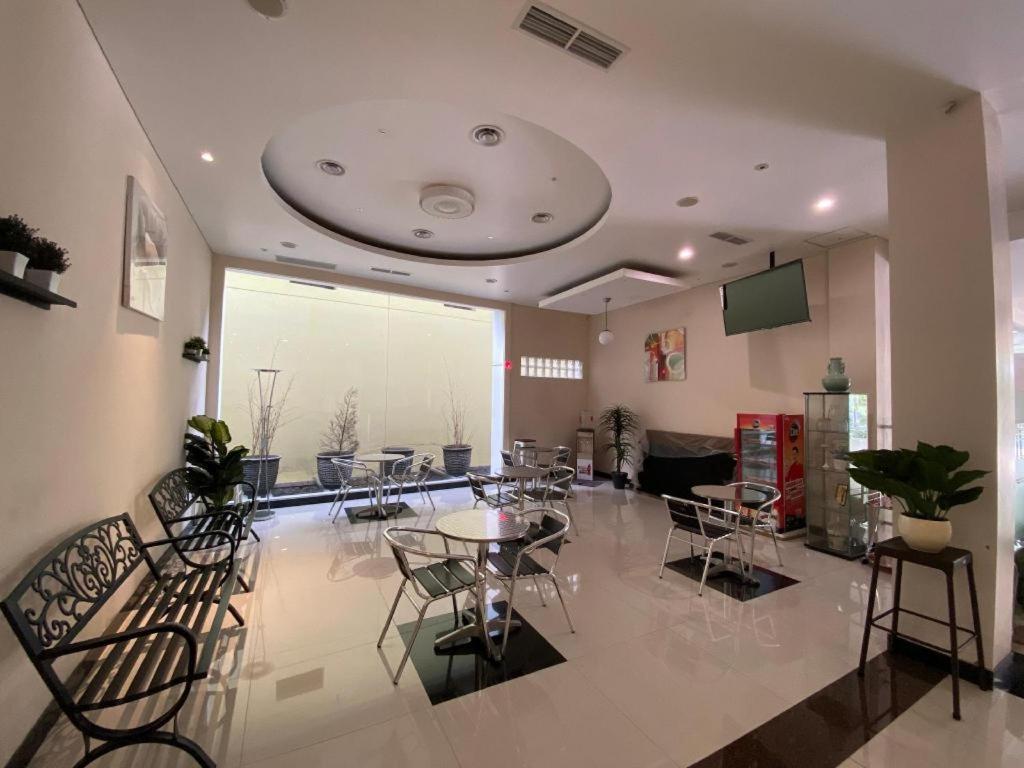 Kharisma Hotel Madiun Buitenkant foto