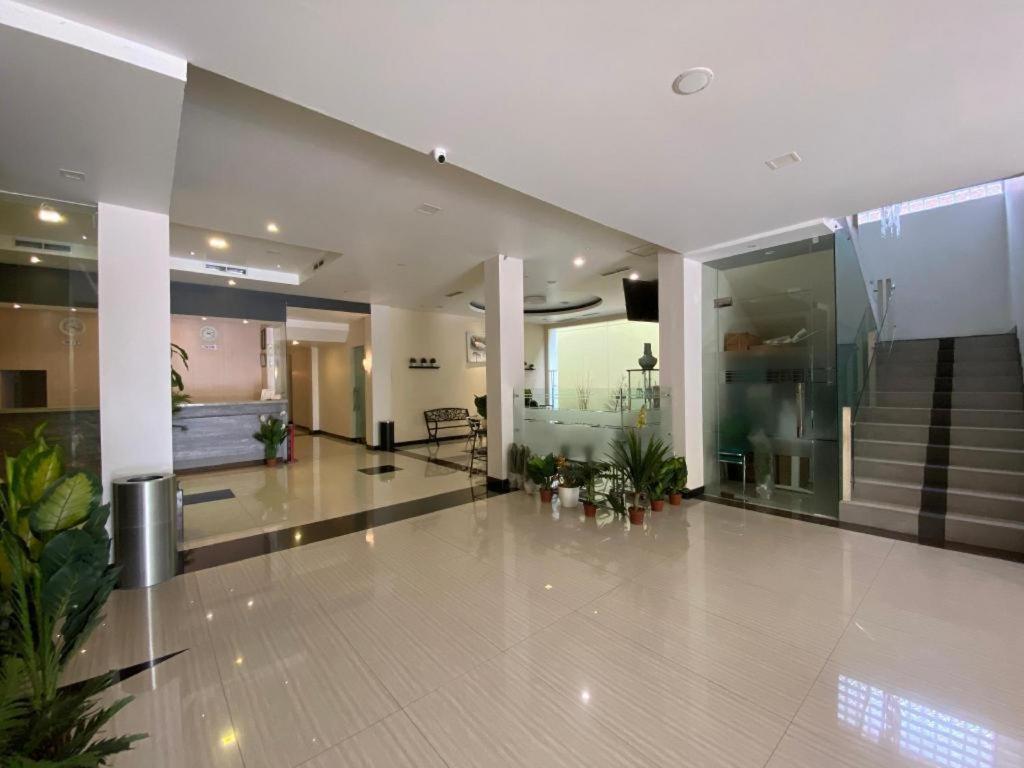 Kharisma Hotel Madiun Buitenkant foto