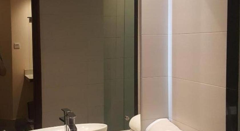 Kharisma Hotel Madiun Buitenkant foto