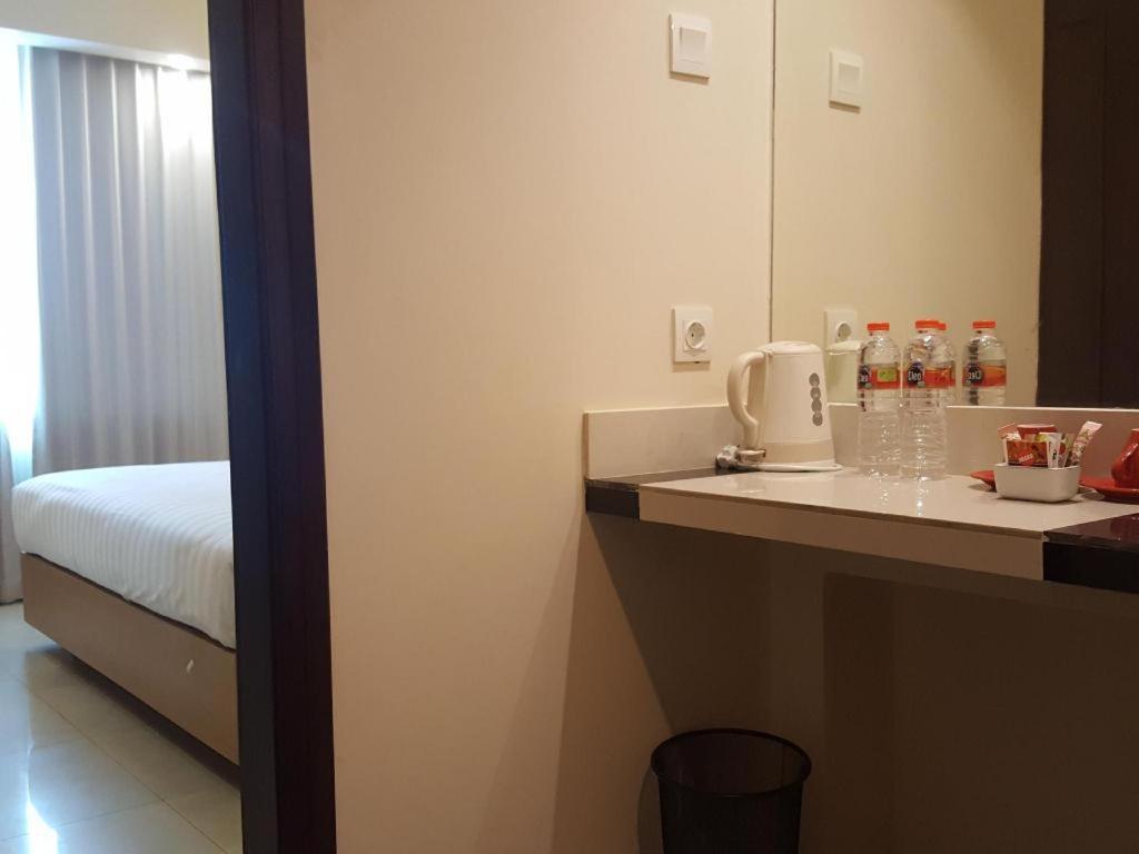 Kharisma Hotel Madiun Buitenkant foto