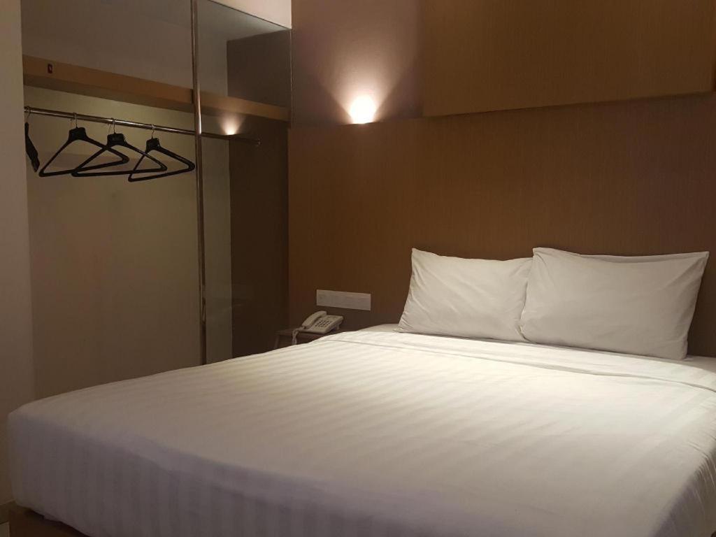 Kharisma Hotel Madiun Buitenkant foto