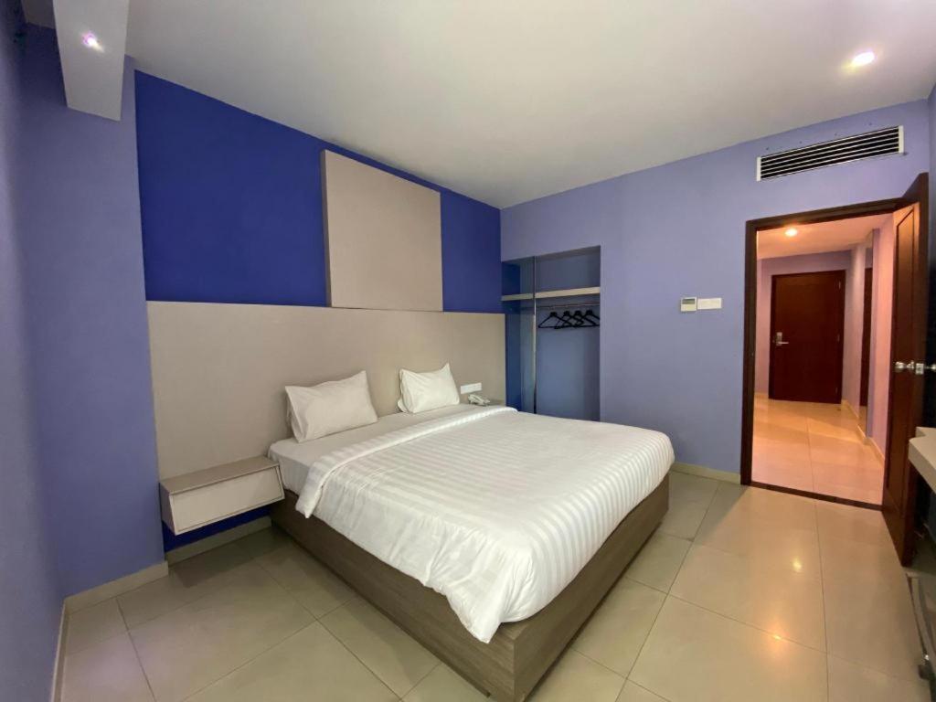 Kharisma Hotel Madiun Buitenkant foto