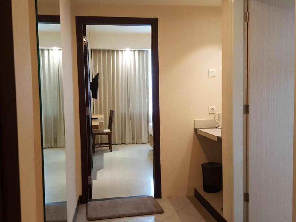 Kharisma Hotel Madiun Buitenkant foto