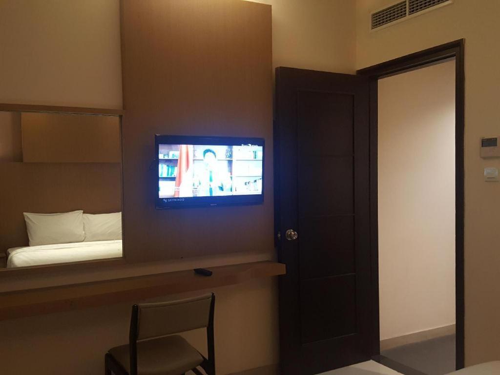 Kharisma Hotel Madiun Buitenkant foto