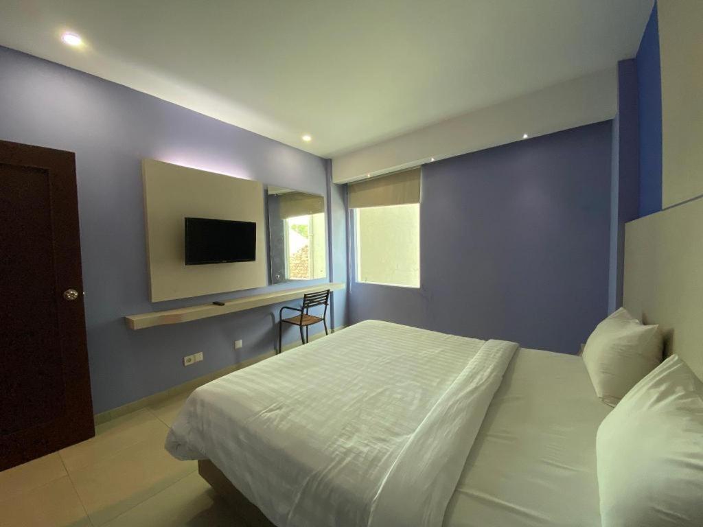 Kharisma Hotel Madiun Buitenkant foto