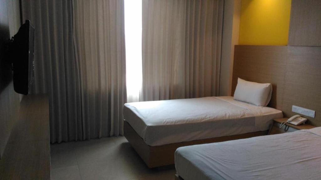 Kharisma Hotel Madiun Buitenkant foto