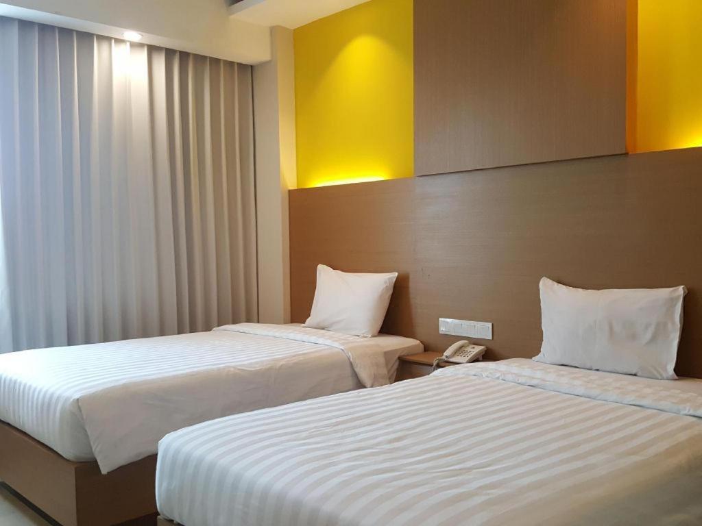 Kharisma Hotel Madiun Buitenkant foto