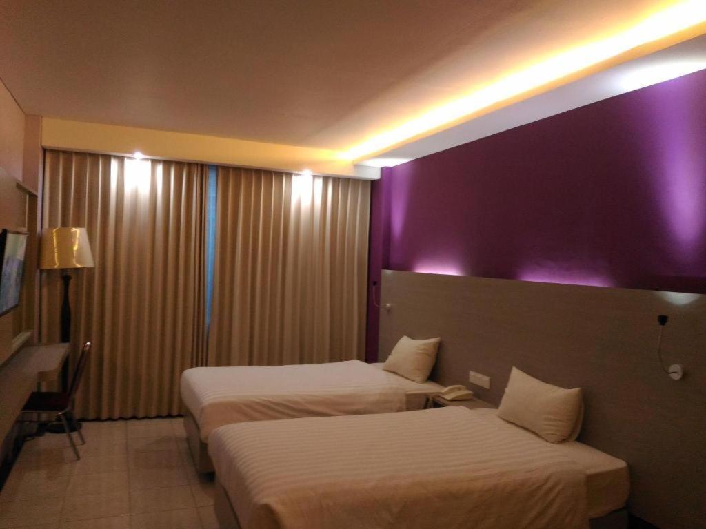 Kharisma Hotel Madiun Buitenkant foto