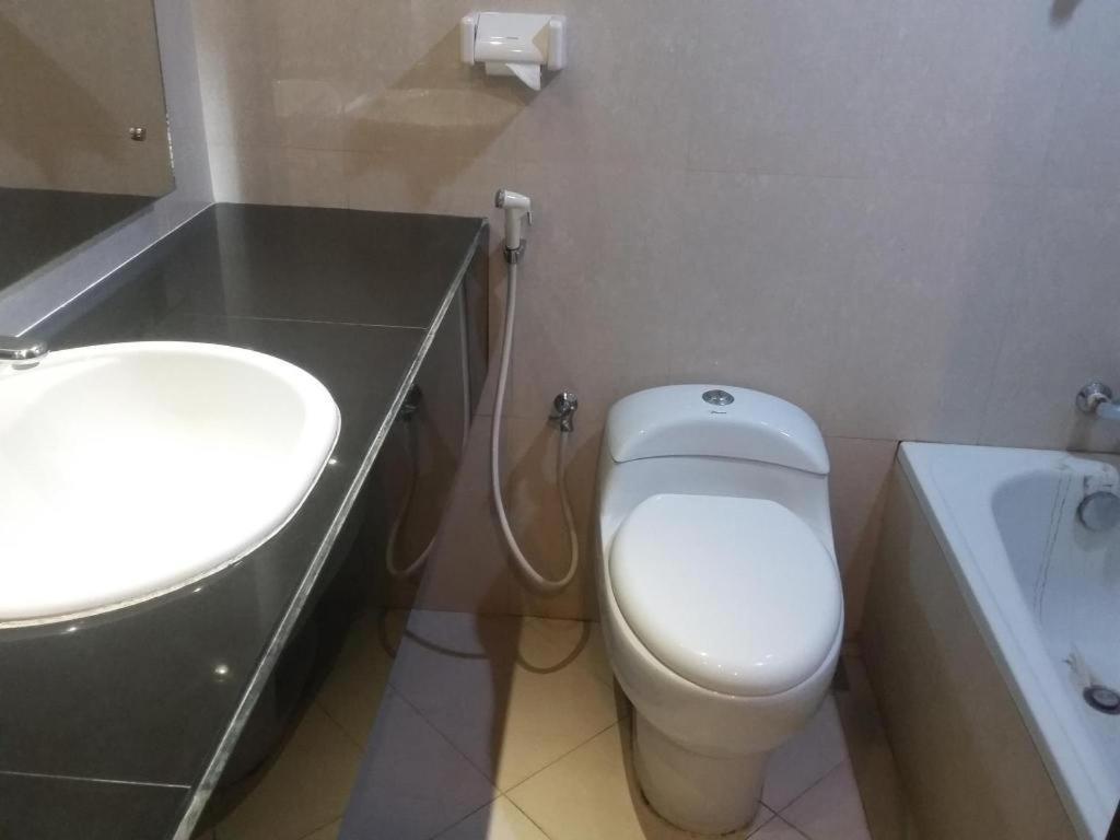 Kharisma Hotel Madiun Buitenkant foto