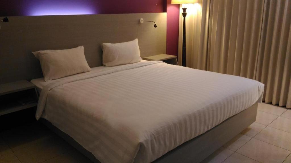 Kharisma Hotel Madiun Buitenkant foto