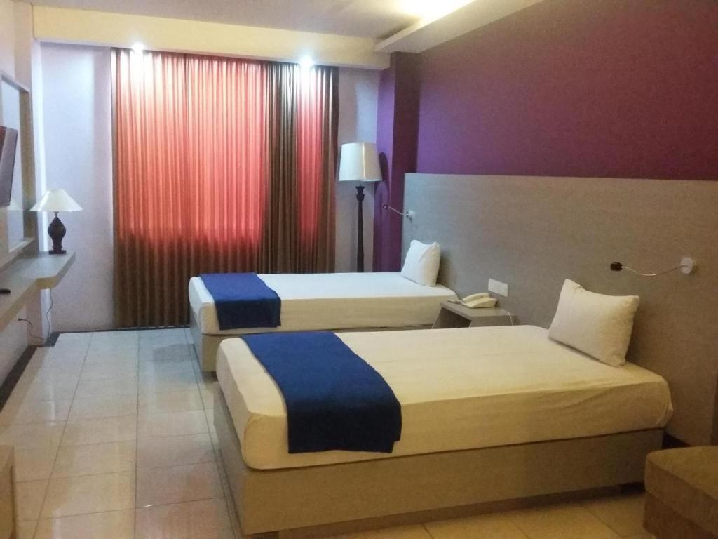 Kharisma Hotel Madiun Buitenkant foto