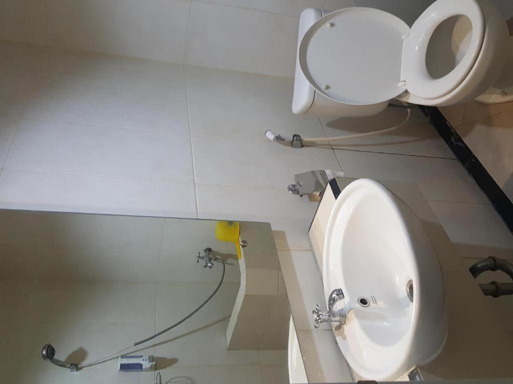 Kharisma Hotel Madiun Buitenkant foto