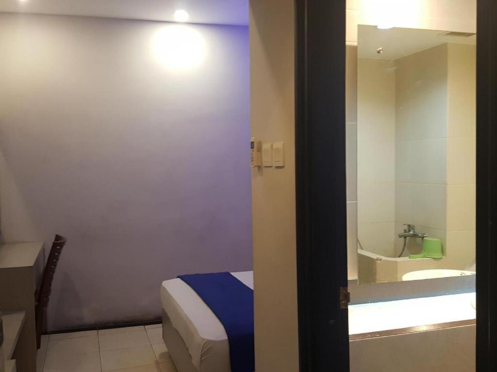 Kharisma Hotel Madiun Buitenkant foto