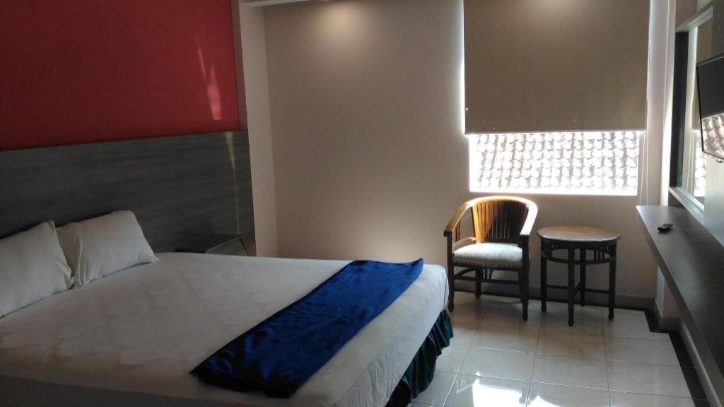 Kharisma Hotel Madiun Buitenkant foto