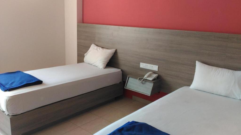 Kharisma Hotel Madiun Buitenkant foto