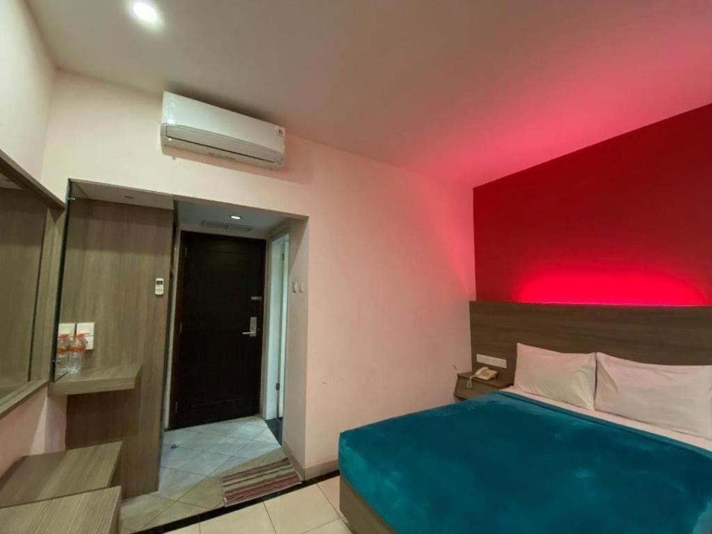 Kharisma Hotel Madiun Buitenkant foto