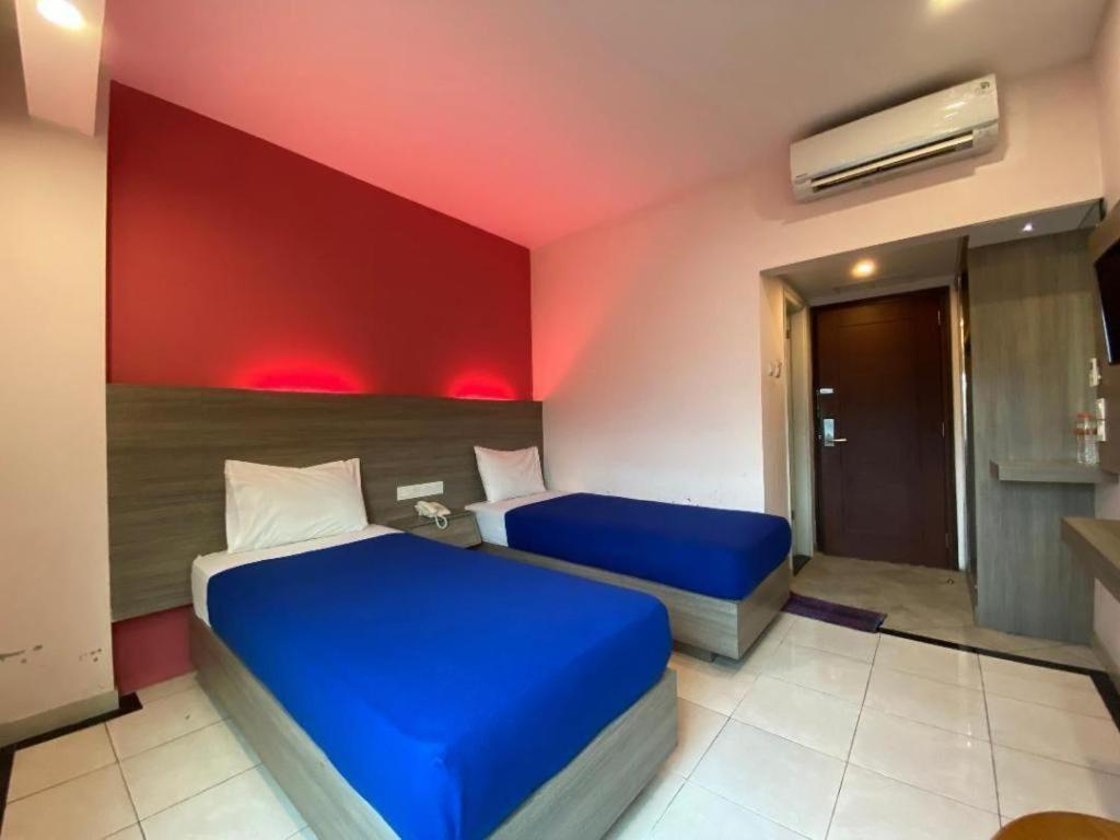 Kharisma Hotel Madiun Buitenkant foto