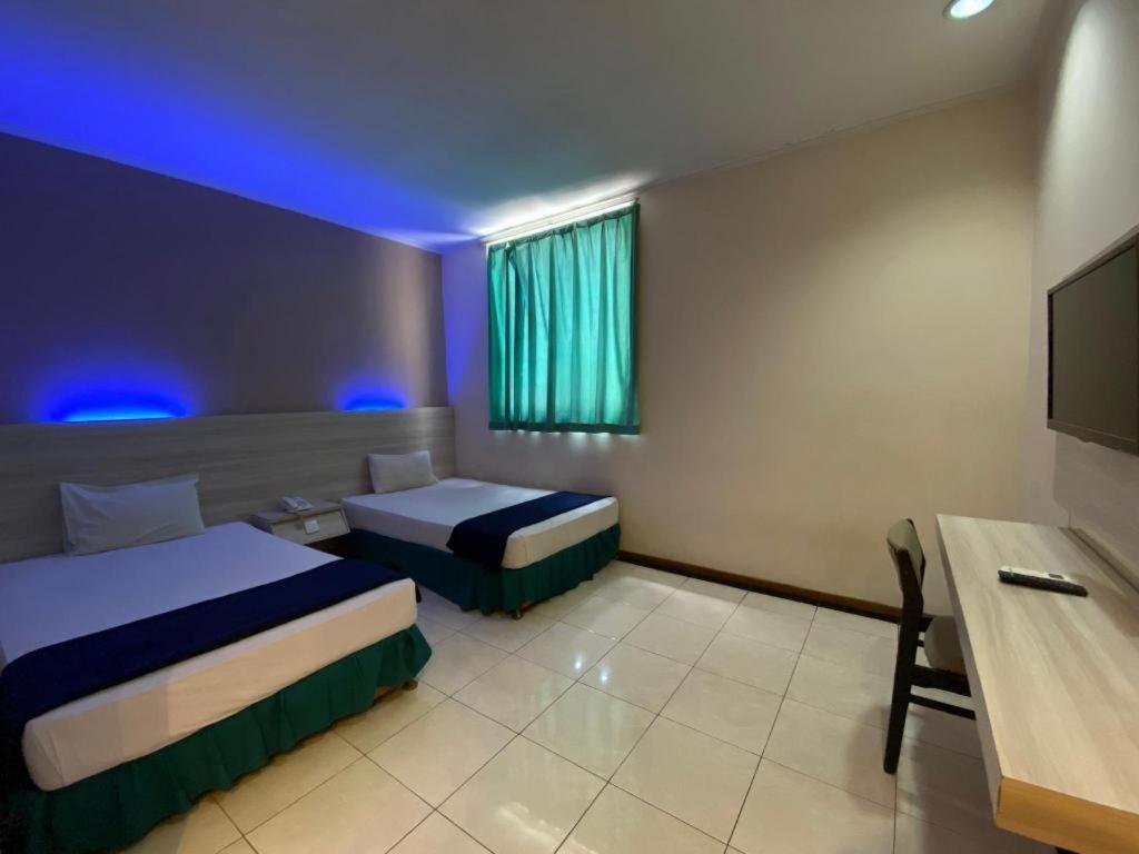 Kharisma Hotel Madiun Buitenkant foto