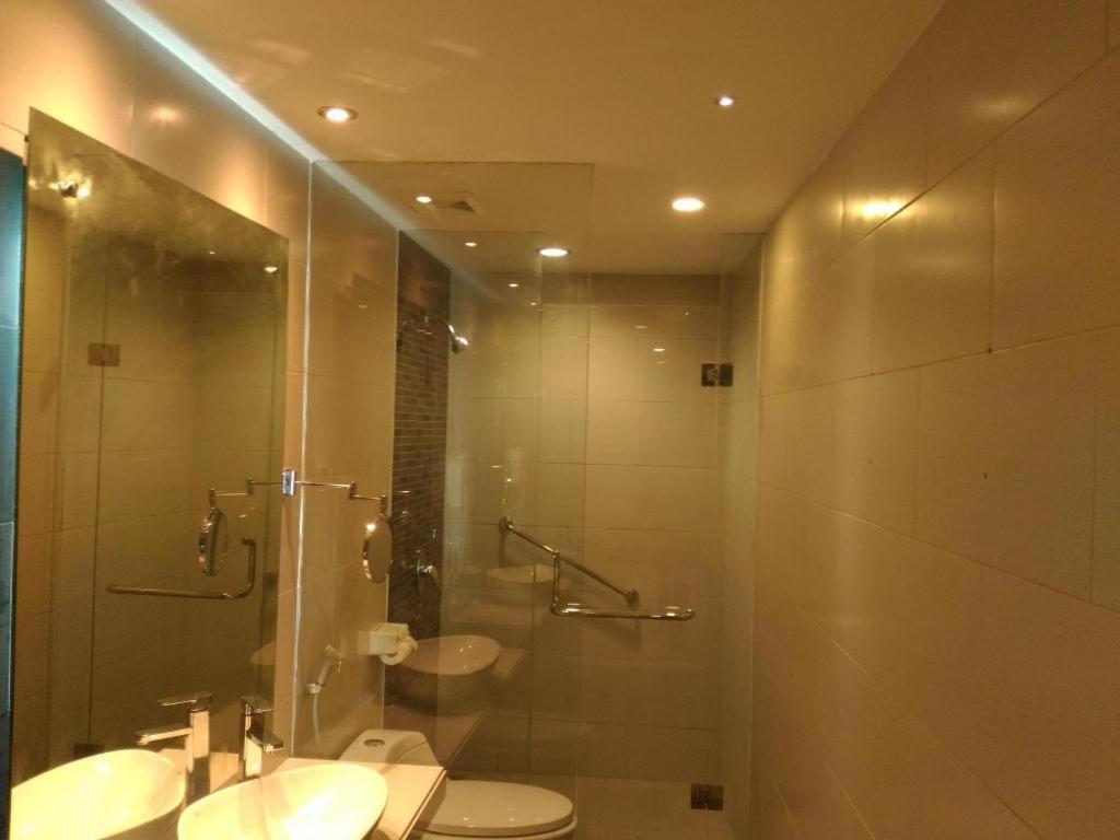 Kharisma Hotel Madiun Buitenkant foto