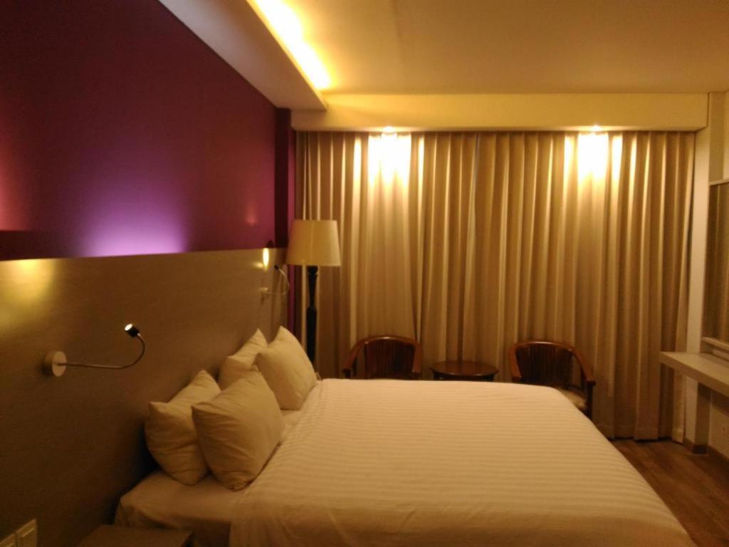 Kharisma Hotel Madiun Buitenkant foto