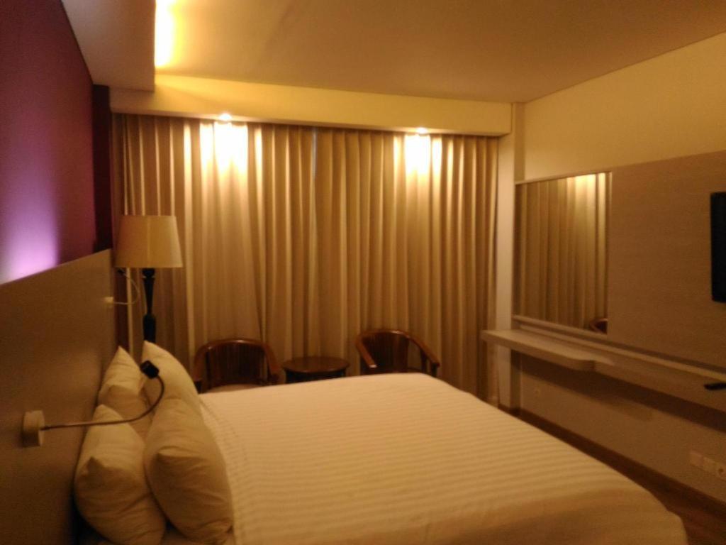 Kharisma Hotel Madiun Buitenkant foto