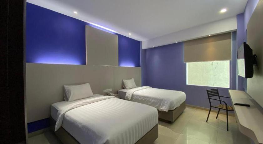 Kharisma Hotel Madiun Buitenkant foto