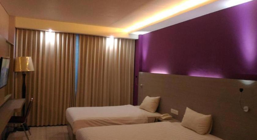 Kharisma Hotel Madiun Buitenkant foto