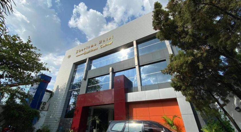 Kharisma Hotel Madiun Buitenkant foto