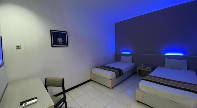 Kharisma Hotel Madiun Buitenkant foto