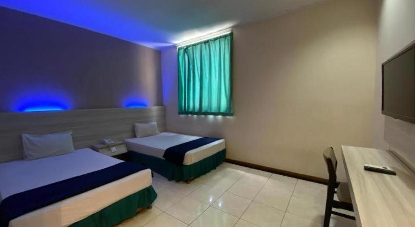 Kharisma Hotel Madiun Buitenkant foto