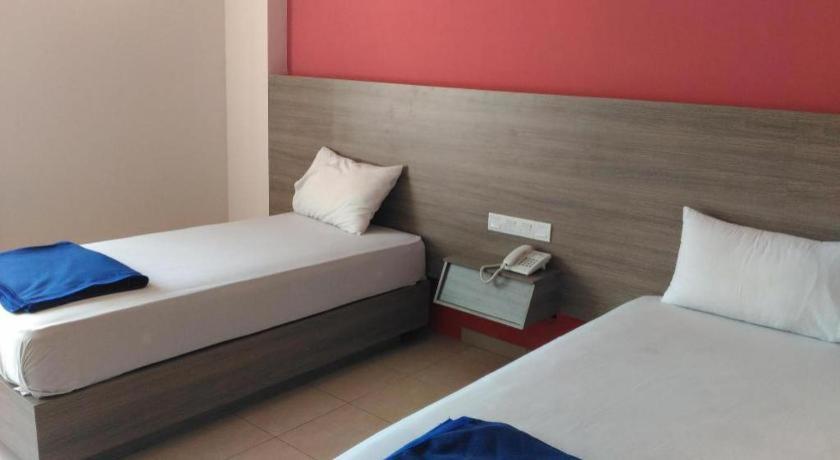 Kharisma Hotel Madiun Buitenkant foto