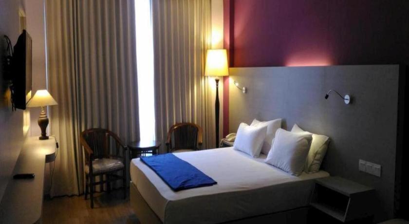 Kharisma Hotel Madiun Buitenkant foto