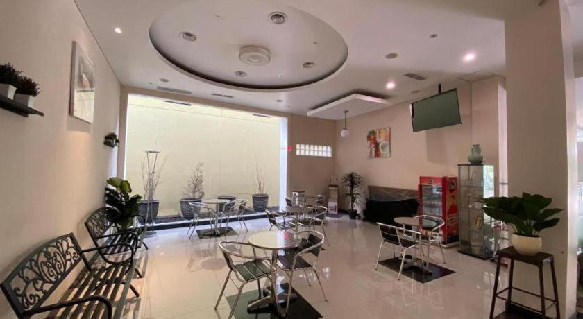 Kharisma Hotel Madiun Buitenkant foto