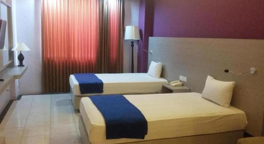 Kharisma Hotel Madiun Buitenkant foto