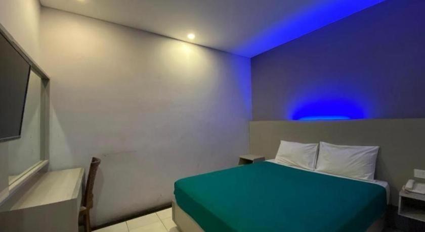 Kharisma Hotel Madiun Buitenkant foto