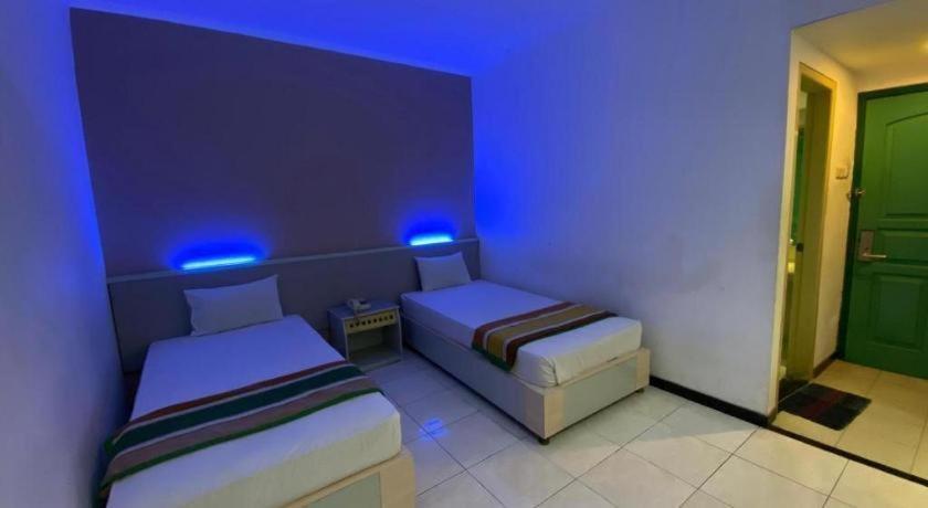 Kharisma Hotel Madiun Buitenkant foto
