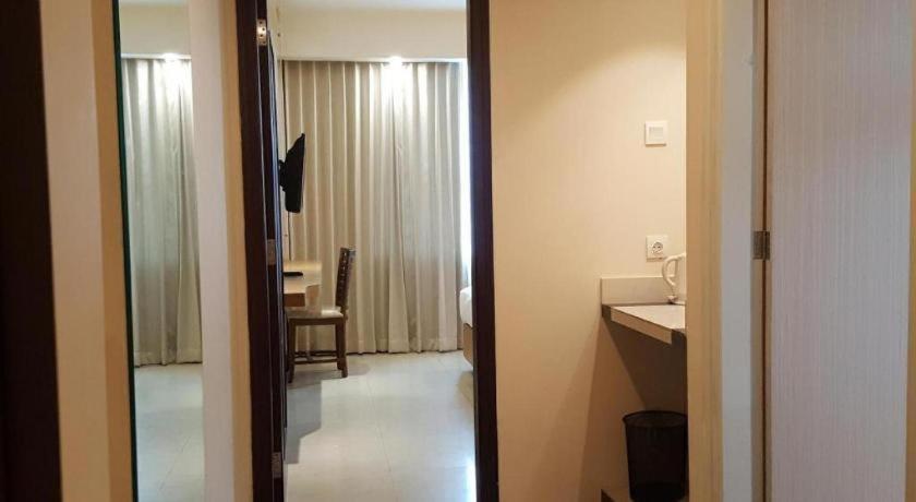 Kharisma Hotel Madiun Buitenkant foto