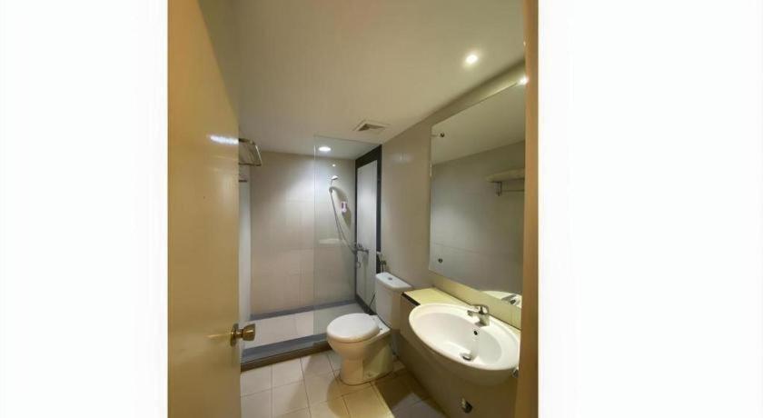 Kharisma Hotel Madiun Buitenkant foto
