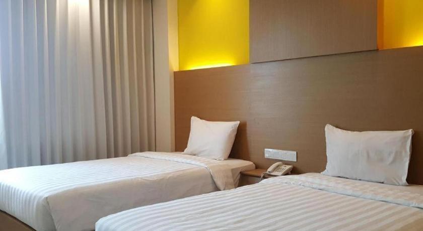 Kharisma Hotel Madiun Buitenkant foto