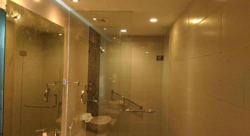 Kharisma Hotel Madiun Buitenkant foto
